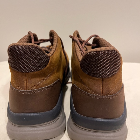 Skechers 11M Brown D’Lux Walker Leather Cushioned Boots - Picture 3 of 9